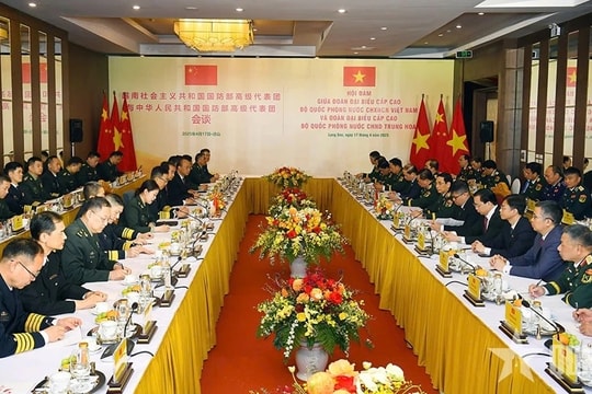 Bộ trưởng Quốc phòng Phan Văn Giang hội đàm với Bộ trưởng Quốc phòng Trung Quốc Đổng Quân 