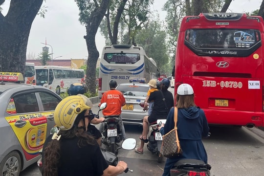 Hà Nội: Hàng đoàn xe khách cỡ lớn đỗ sai quy định gây cản trở giao thông trên phố Hoàng Diệu