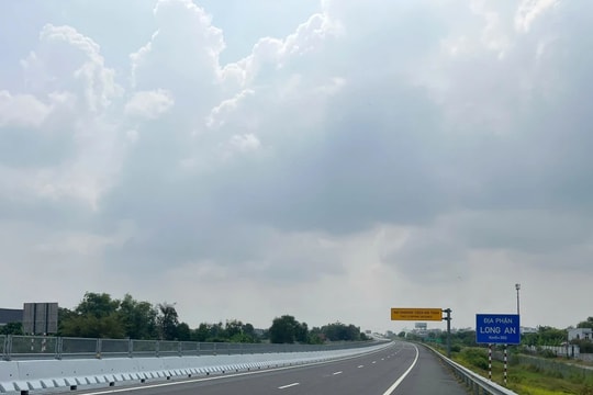 Thông xe kỹ thuật hơn 21km Dự án đường cao tốc Bến Lức - Long Thành