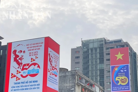 TP. Hồ Chí Minh rực rỡ cờ đỏ sao vàng chào mừng ngày vui thống nhất