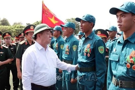 Trưởng Ban Tuyên giáo và Dân vận Trung ương Nguyễn Trọng Nghĩa thăm lực lượng tham gia diễu binh, diễu hành