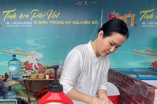 Festival Phở 2025: Thực khách xếp hàng thưởng thức phở vịt tỳ bà, phở atiso