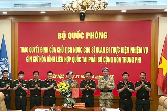 Trao quyết định cho sĩ quan Quân khu 7 lên đường làm nhiệm vụ gìn giữ hòa bình Liên Hợp Quốc