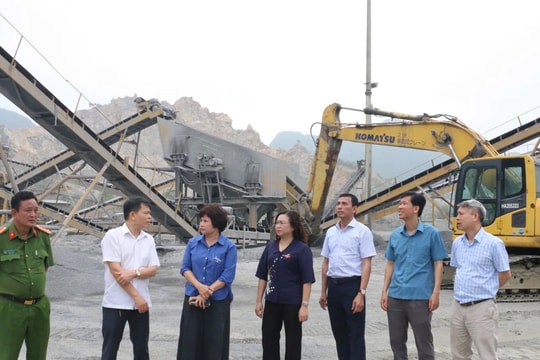 Đoàn ĐBQH tỉnh Hòa Bình giám sát việc thực hiện chính sách, pháp luật về bảo vệ môi trường