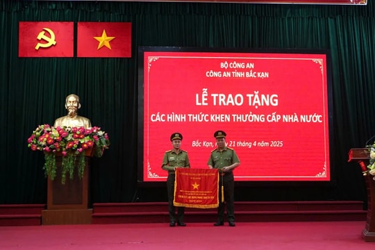Công an tỉnh Bắc Kạn trao thưởng cho các điển hình tiên tiến