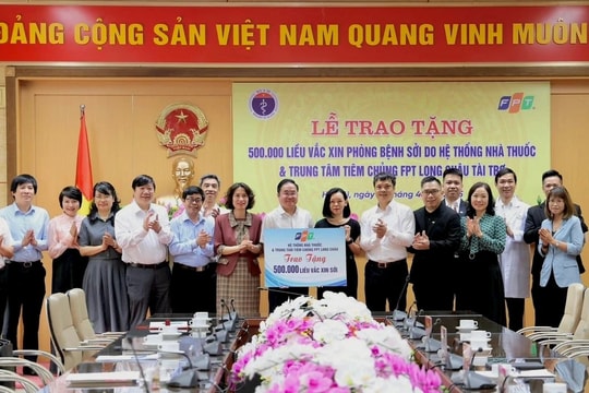 Bộ Y tế tiếp nhận nửa triệu liều vaccine sởi do FPT Long Châu trao tặng