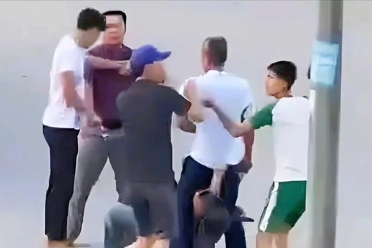 Nghệ An: Tài xế, phụ xe bị đánh nhập viện sau va chạm giao thông 