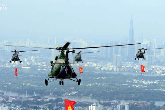 Trực thăng kéo cờ Tổ quốc, cờ Đảng bay trên bầu trời TP. Hồ Chí Minh