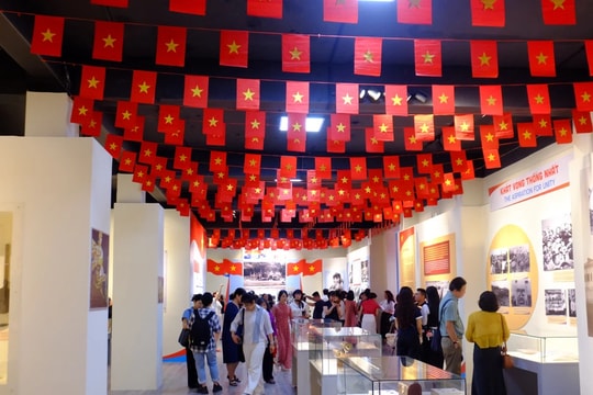 Khai mạc trưng bày chuyên đề "Non sông liền một dải"