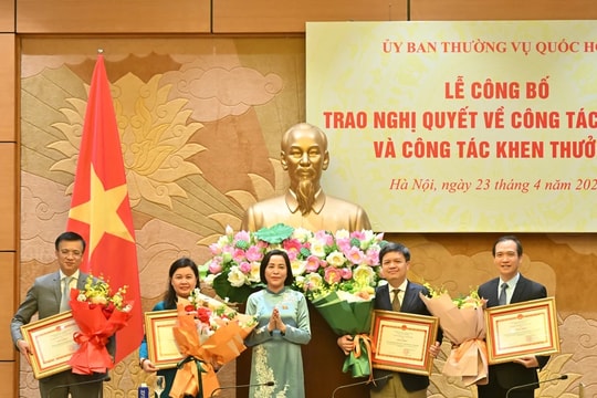 Phó Chủ tịch Quốc hội Nguyễn Thị Thanh dự Lễ công bố trao Nghị quyết của Ủy ban Thường vụ Quốc hội về công tác cán bộ và khen thưởng