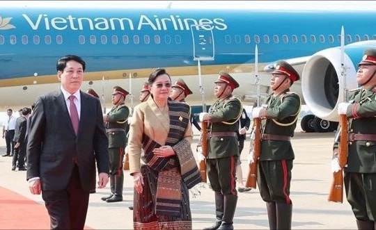 Chủ tịch nước Lương Cường tới Viêng Chăn, bắt đầu thăm cấp Nhà nước đến Lào