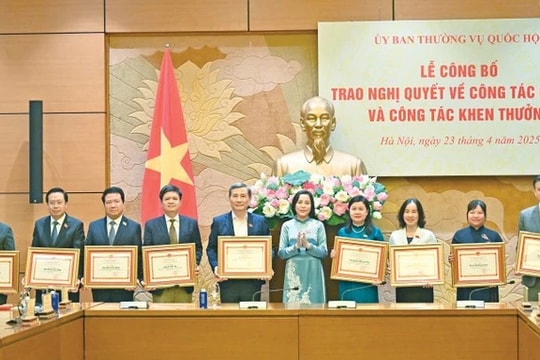 Phó Chủ tịch Quốc hội Nguyễn Thị Thanh dự Lễ công bố trao Nghị quyết của Ủy ban Thường vụ Quốc hội về công tác cán bộ và khen thưởng