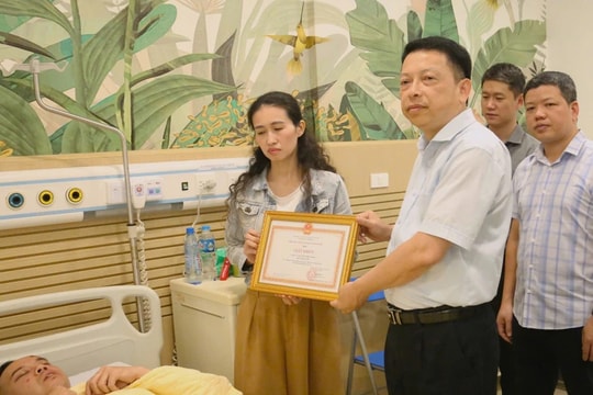 Lãnh đạo Công an Hà Nội thăm, động viên cán bộ chiến sĩ bị thương trong khi làm nhiệm vụ