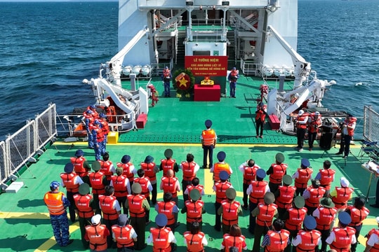 Bộ Tư lệnh Vùng Cảnh sát biển 3 tri ân liệt sĩ, tiếp sức ngư dân Phú Yên giữ biển