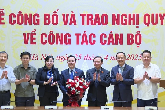 Phó Chủ tịch Quốc hội Nguyễn Khắc Định dự Lễ công bố và trao Nghị quyết của Ủy ban Thường vụ Quốc hội về công tác cán bộ