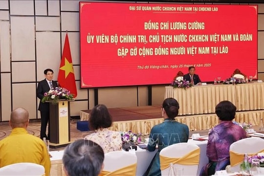 Chủ tịch nước Lương Cường gặp gỡ cộng đồng và doanh nghiệp Việt Nam tại Lào