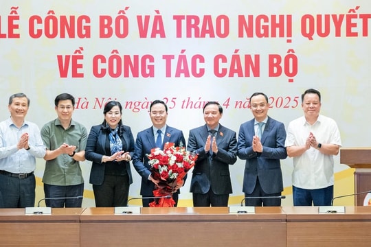Phó Chủ tịch Quốc hội Nguyễn Khắc Định dự Lễ công bố và trao Nghị quyết của Ủy ban Thường vụ Quốc hội về công tác cán bộ