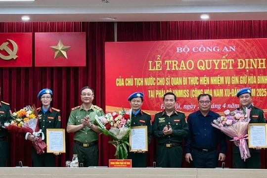 Trao quyết định cho 3 sĩ quan Công an thực hiện nhiệm vụ tại Phái bộ UNMISS