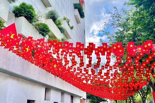 Đường phố TP. Hồ Chí Minh rực rỡ cờ hoa mừng 50 năm Ngày Giải phóng miền Nam, thống nhất đất nước 