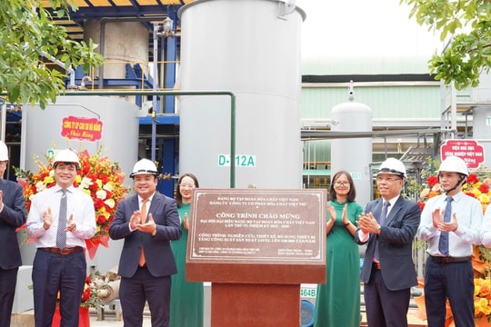 VINACHEM: Lễ gắn biển dự án nâng công suất Javen 100.000 tấn/năm tại Hóa chất Việt Trì 