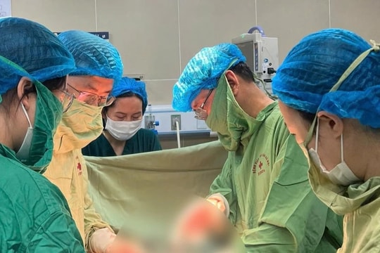 Cảm giác nặng bụng, người phụ nữ phát hiện khối u xơ tử cung nặng gần 6kg khi đi khám