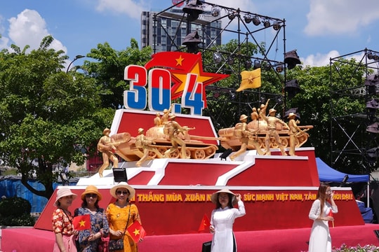 Phố đi bộ Nguyễn Huệ rực rỡ sắc màu lịch sử, điểm hút du khách tới check-in dịp 30.4