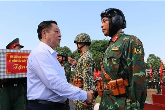 Trưởng Ban Tuyên giáo và Dân vận Trung ương động viên lực lượng tham gia diễu binh, diễu hành