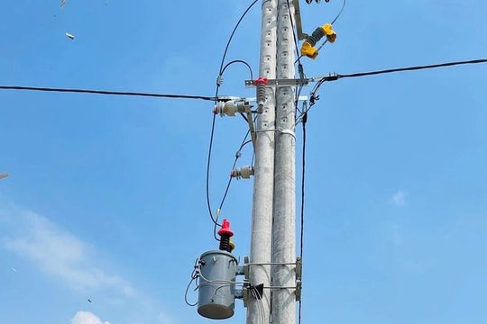 Điện thắp sáng làng đặc biệt khó khăn ở Bình Định