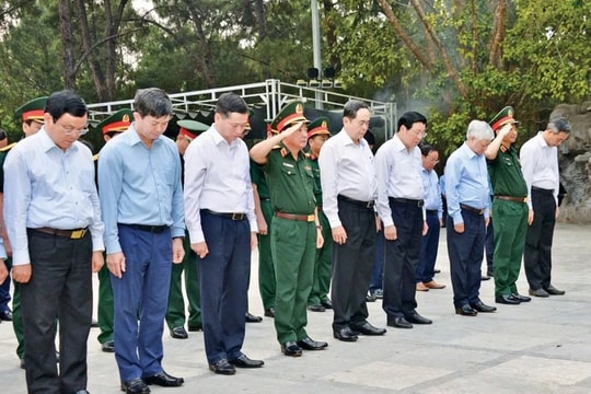 Chủ tịch Quốc hội Trần Thanh Mẫn dâng hương tưởng niệm các anh hùng liệt sĩ tại Quảng Trị