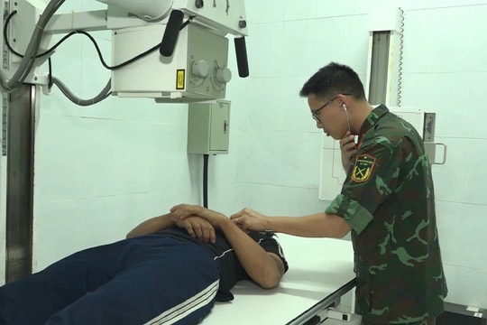 Bệnh xá đảo Song Tử Tây cấp cứu ngư dân gặp nạn trên vùng biển Trường Sa