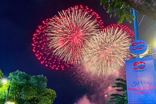 Hàng vạn người hào hứng xem pháo hoa rực sáng bầu trời TP. Hồ Chí Minh