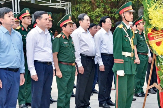 Chủ tịch Quốc hội Trần Thanh Mẫn dâng hương tưởng niệm các anh hùng liệt sĩ tại Quảng Trị