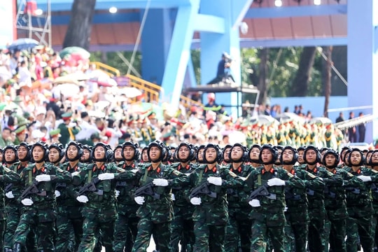 Các khối diễu binh, diễu hành khí thế hào hùng tiến vào lễ đài 