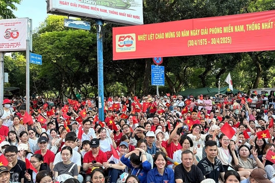 Hàng vạn người dân "đội nắng, thắng mưa" chờ xem tổng duyệt diễu binh, diễu hành