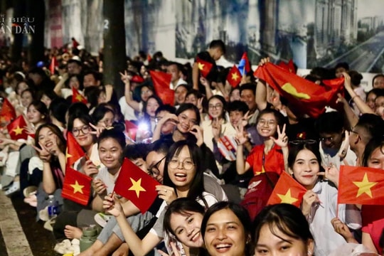 Hàng vạn người dân hào hứng chờ xem tổng duyệt diễu binh, diễu hành