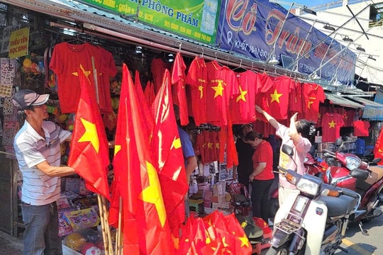 TP. Hồ Chí Minh: Cờ Tổ quốc, gấu bông hình chú bộ đội hút khách