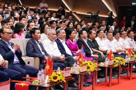 Tổng Bí thư Tô Lâm dự Chương trình nghệ thuật đặc biệt "Đảng trong mùa Xuân đại thắng"