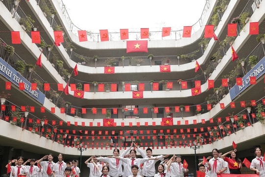  Hà Nội: Sân trường sáng bừng sắc cờ Tổ quốc, cờ Đảng chào mừng 50 năm non sông nối liền một dải
