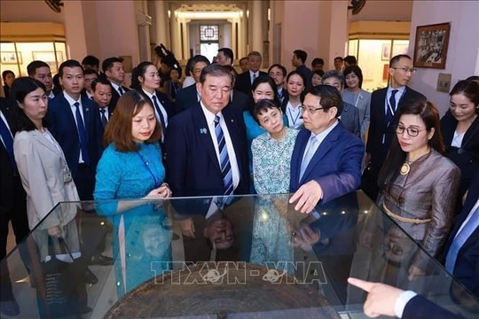 Thủ tướng Chính phủ Phạm Minh Chính và Phu nhân cùng Thủ tướng Nhật Bản và Phu nhân thăm Bảo tàng Lịch sử Quốc gia