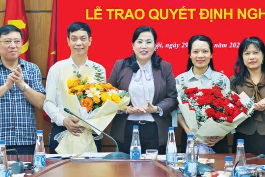 Ủy ban Công tác đại biểu trao quyết định nghỉ hưu đối với ông Trịnh Ngọc Thắng