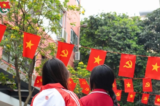 Nhiều trường đại học rực rỡ sắc đỏ của cờ hoa mừng 50 năm Ngày Giải phóng miền Nam, thống nhất đất nước