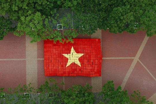 MV "Cho con là người Việt Nam"