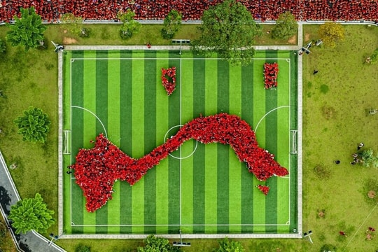 Hàng nghìn học sinh trường Ngôi Sao Hoàng Mai xếp thành hình bản đồ Việt Nam gây xúc động