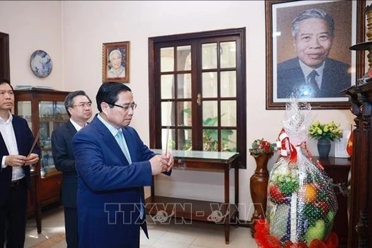 Thủ tướng Chính phủ Phạm Minh Chính dâng hương tưởng nhớ Chủ tịch Hội đồng Bộ trưởng Phạm Hùng và Thủ tướng Võ Văn Kiệt