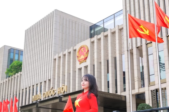  Người dân Hà Nội háo hức chờ đón Lễ kỷ niệm 50 năm Giải phóng miền Nam, thống nhất đất nước