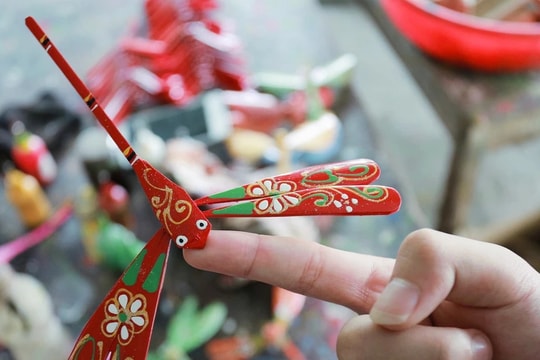 Giữ hồn tre Việt qua những cánh chuồn chuồn