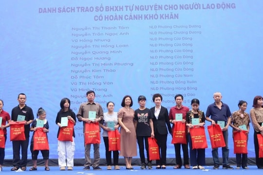 Tặng sổ bảo hiểm xã hội cho người lao động có hoàn cảnh khó khăn