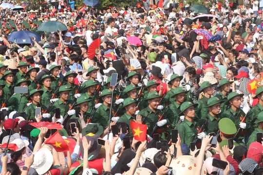 Người dân xúc động khi xem lễ diễu binh, diễu hành kỷ niệm đại lễ 30.4