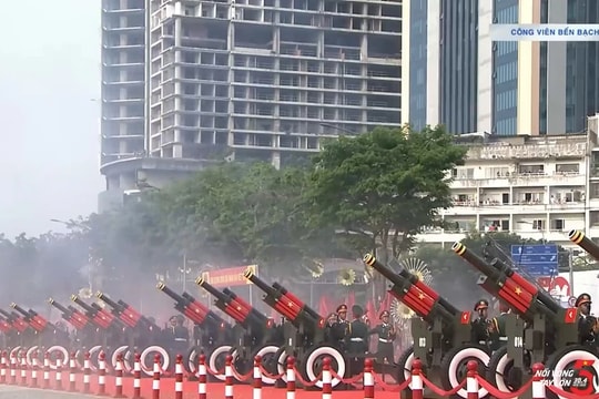 Loạt đại bác rền vang chào mừng Lễ Kỷ niệm 50 năm thống nhất đất nước