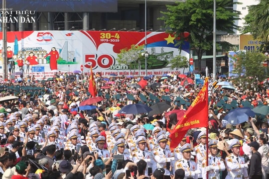 Ấn tượng hình ảnh đoàn diễu binh xuống phố, đi giữa vòng tay Nhân dân